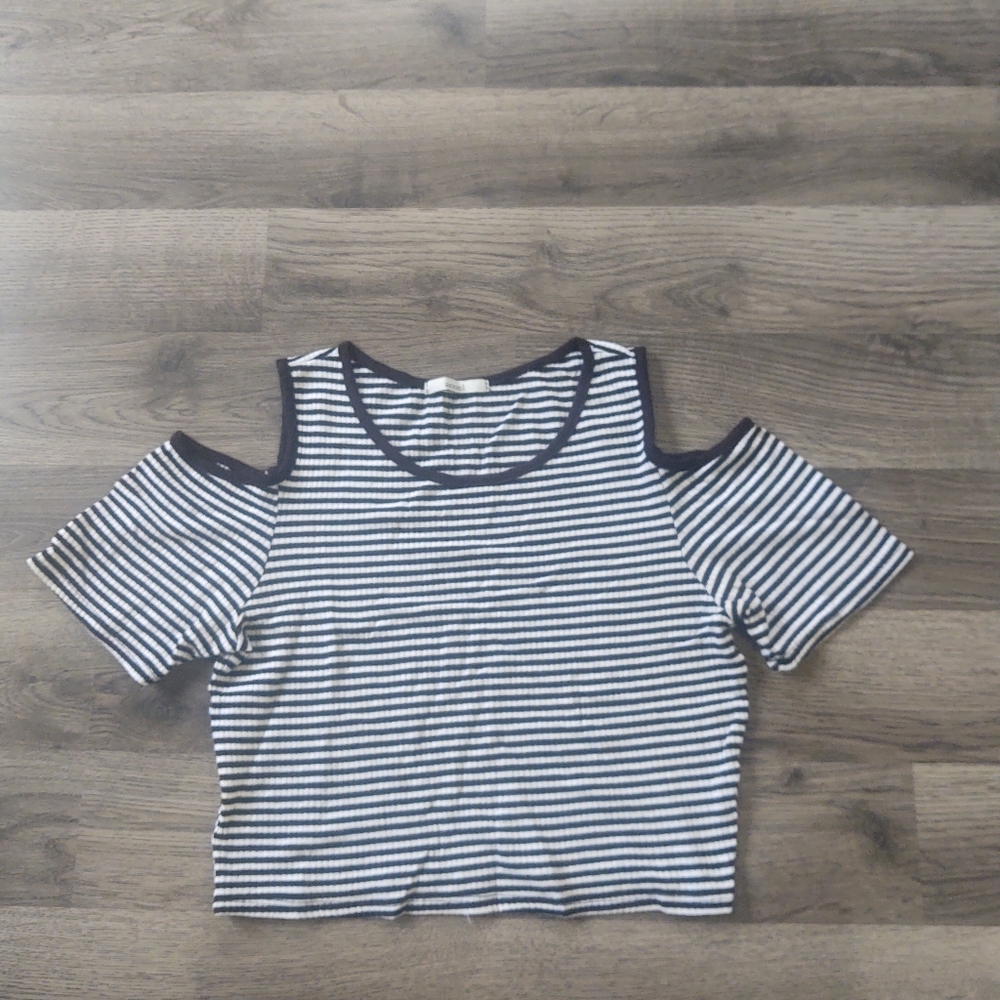 $5/$25 Cold shoulder Crop top